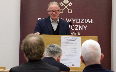 	Prof. Leon Miodoński (Uniwersytet Wrocławski) mówił o początkach teologii chrześcijańskiej.