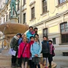 	Na Szlaku Młodych przy gmachu Uniwersytetu Wrocławskiego.