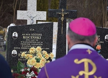 	Przy grobie zmarłego księdza modlił się bp Marek Solarczyk.