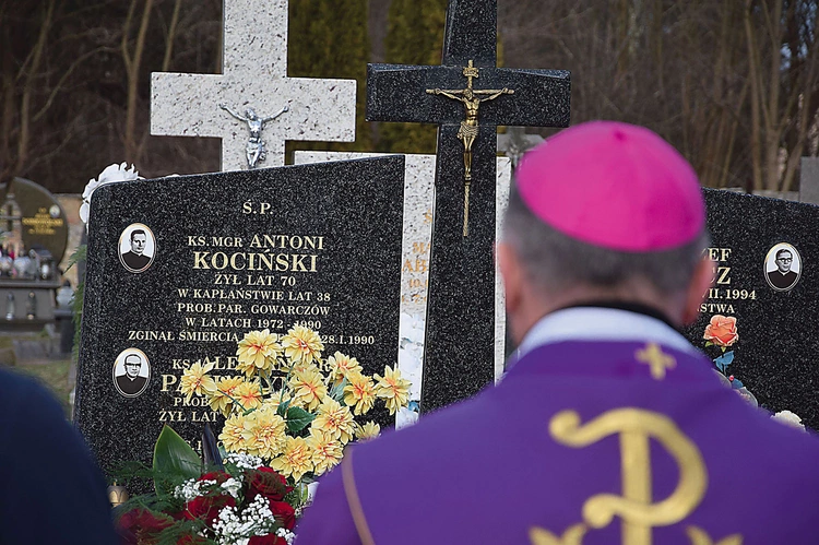 	Przy grobie zmarłego księdza modlił się bp Marek Solarczyk.