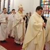 	Eucharystii przewodniczył bp Piotr Turzyński. Celebrowali ją księża związani z oazą, wśród nich ks. Przemysław Wójcik, moderator Domowego Kościoła (z prawej), i ks. Paweł Krasiński, diecezjalny moderator Ruchu Światło–Życie.