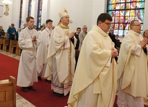 	Eucharystii przewodniczył bp Piotr Turzyński. Celebrowali ją księża związani z oazą, wśród nich ks. Przemysław Wójcik, moderator Domowego Kościoła (z prawej), i ks. Paweł Krasiński, diecezjalny moderator Ruchu Światło–Życie.