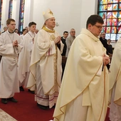 	Eucharystii przewodniczył bp Piotr Turzyński. Celebrowali ją księża związani z oazą, wśród nich ks. Przemysław Wójcik, moderator Domowego Kościoła (z prawej), i ks. Paweł Krasiński, diecezjalny moderator Ruchu Światło–Życie.
