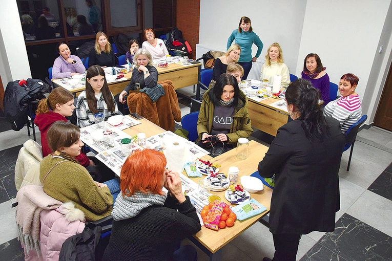 	Uczestnicy biorą udział m.in. w warsztatach rękodzieła ludowego.