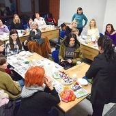 	Uczestnicy biorą udział m.in. w warsztatach rękodzieła ludowego.