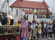 	Uczestnicy przy kościele w Łękawicy.