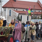 	Uczestnicy przy kościele w Łękawicy.