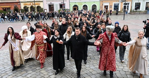 Polonez maturzystów w Opolu