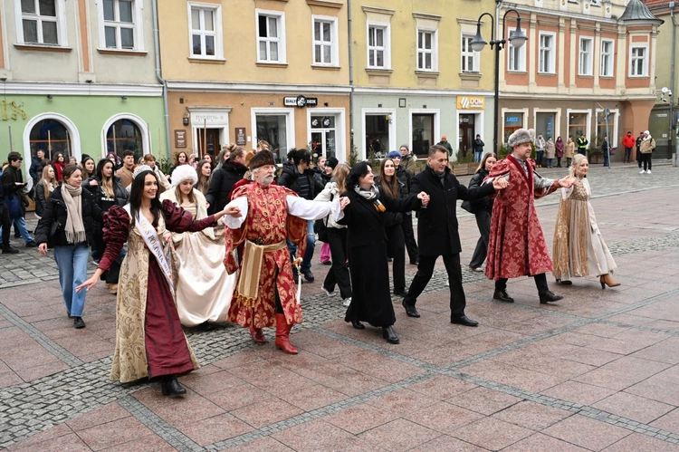 Polonez maturzystów w Opolu