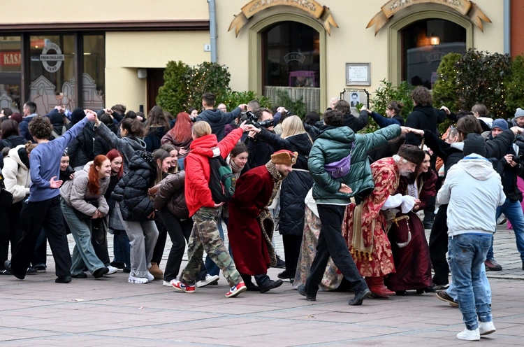 Polonez maturzystów w Opolu