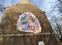 Bytom. Mural na kamienicy w Rozbarku. Powstał ze zdjęć od mieszkańców