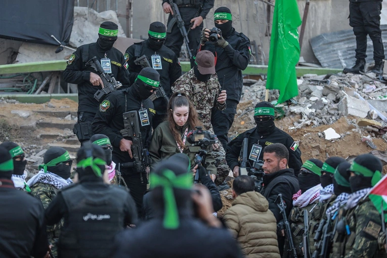 Agam Berger przed grupą uzbrojonych bojowników Hamasu