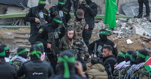 Agam Berger przed grupą uzbrojonych bojowników Hamasu