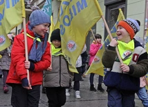 Dzieci z salezjańskiej szkoły ogłaszają w mieście radość