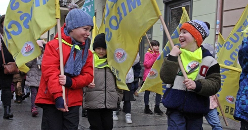 Dzieci z salezjańskiej szkoły ogłaszają w mieście radość