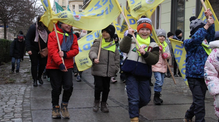 Dzieci z salezjańskiej szkoły ogłaszają w mieście radość