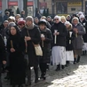 Spotkanie rozpoczęło się tradycyjnie pod pomnikiem św. Jana Pawła II, skąd kapłani i osoby życia konsekrowanego w uroczystej procesji przeszły do bazyliki katedralnej.