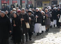 Spotkanie rozpoczęło się tradycyjnie pod pomnikiem św. Jana Pawła II, skąd kapłani i osoby życia konsekrowanego w uroczystej procesji przeszły do bazyliki katedralnej.