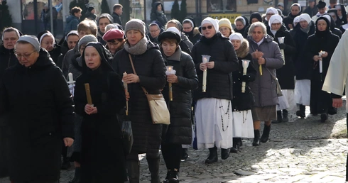 Spotkanie rozpoczęło się tradycyjnie pod pomnikiem św. Jana Pawła II, skąd kapłani i osoby życia konsekrowanego w uroczystej procesji przeszły do bazyliki katedralnej.