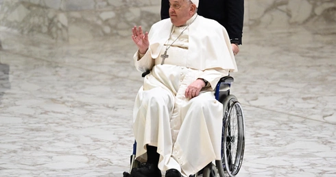 Papież obejmuje Romana - ukraińskie dziecko z połową ciała spaloną przez pociski rakietowe