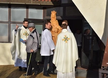 Figura Matki Bożej Królowej Zaspy już w kapliczce