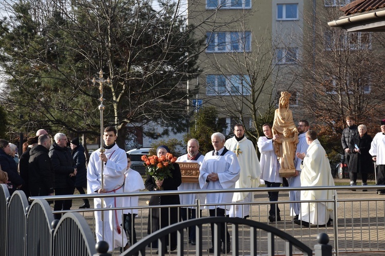 Figura Matki Bożej Królowej Zaspy już w kapliczce