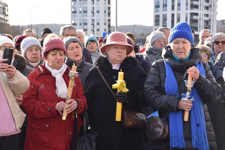 Figura Matki Bożej Królowej Zaspy już w kapliczce