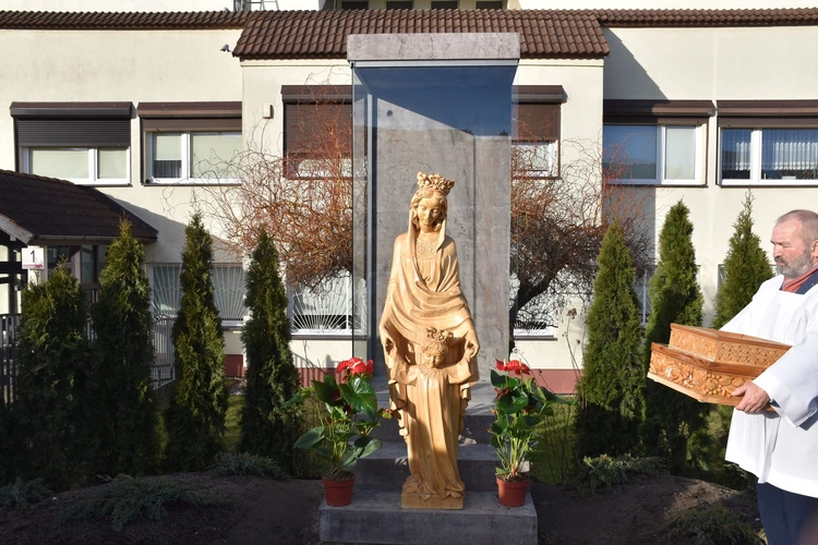 Figura Matki Bożej Królowej Zaspy już w kapliczce