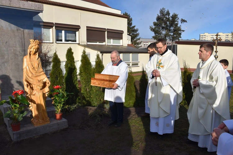 Figura Matki Bożej Królowej Zaspy już w kapliczce