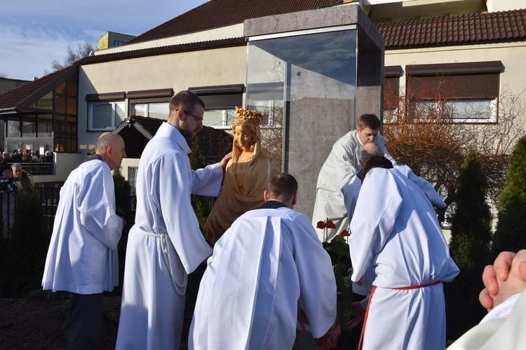 Figura Matki Bożej Królowej Zaspy już w kapliczce