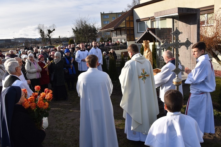 Figura Matki Bożej Królowej Zaspy już w kapliczce