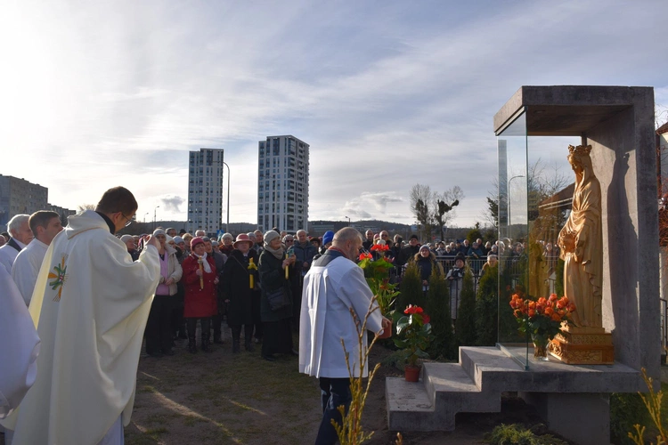 Figura Matki Bożej Królowej Zaspy już w kapliczce
