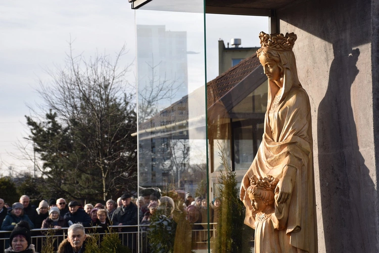 Figura Matki Bożej Królowej Zaspy już w kapliczce