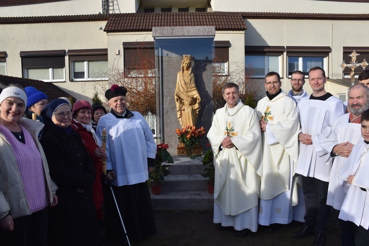 Figura Matki Bożej Królowej Zaspy już w kapliczce