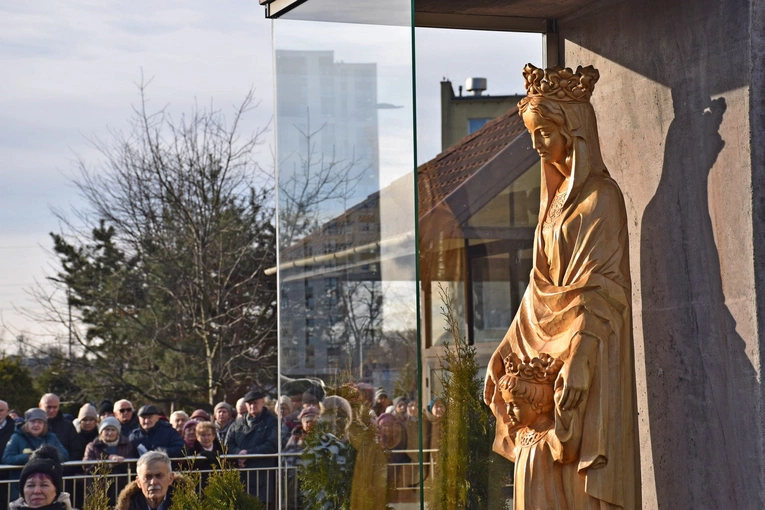 Figura Matki Bożej Królowej Zaspy już w kapliczce