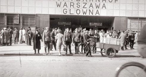 	W książce Andrzeja Chwalby brakuje opisów innej Polski  niż ta krwawiąca i walcząca.