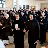 	Sprawowaną w kościele jubileuszowym Mszę św. rozpoczęła procesja ze świecami.