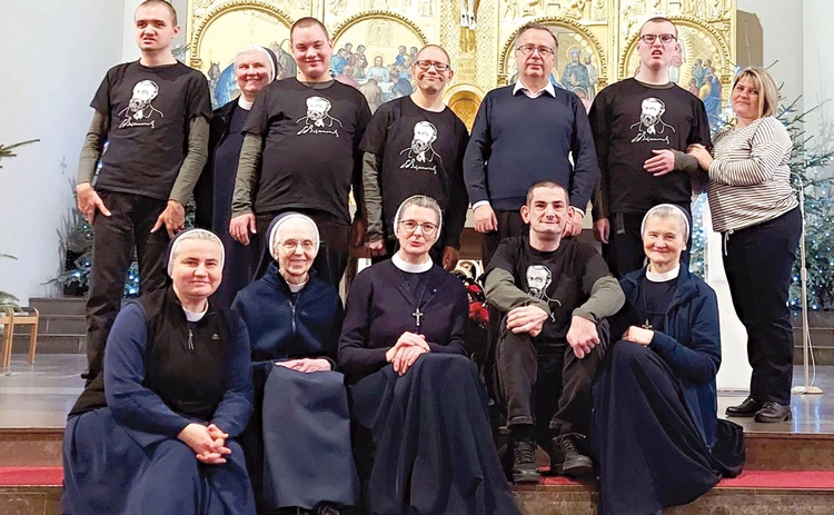 	Chłopcy z opiekunami i gospodarzami w parafii św. Anny w Kopenhadze. 