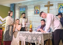 	Jubileuszowy spektakl na scenicznych deskach w szkole. 