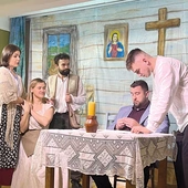 	Jubileuszowy spektakl na scenicznych deskach w szkole. 