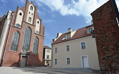 	Świątynia i Dom św. Józefa znajdują się w centrum Głównego Miasta.