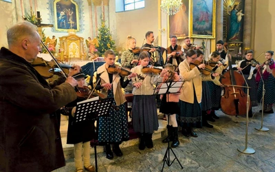 	Uczniowie istebniańskiego artysty ze swoim nauczycielem.