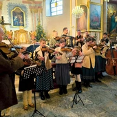 	Uczniowie istebniańskiego artysty ze swoim nauczycielem.