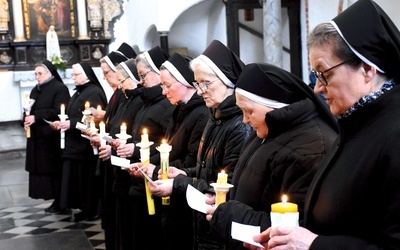 	– To, co zostało wypowiedziane w dniu konsekracji, w dniu złożenia ślubów, to nic innego jak złożenie siebie w ofierze Bogu. To powiedzenie: „Od tej chwili, dobry Boże, możesz dysponować mną według twojej woli” – podkreślił w homilii abp Wojda.