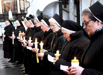 	– To, co zostało wypowiedziane w dniu konsekracji, w dniu złożenia ślubów, to nic innego jak złożenie siebie w ofierze Bogu. To powiedzenie: „Od tej chwili, dobry Boże, możesz dysponować mną według twojej woli” – podkreślił w homilii abp Wojda.