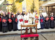 	Jubilaci i ich reprezentanci z biskupami Romanem Pindlem i Piotrem Gregerem.