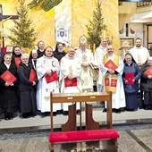 	Jubilaci i ich reprezentanci z biskupami Romanem Pindlem i Piotrem Gregerem.