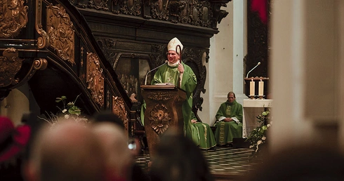 	– Pan Jezus, mówiąc o swoim posłannictwie, podkreśla, że jest dobre. To słowa Dobrej Nowiny. Dobro się nie sprzedaje. Wiemy, że dziś więcej kliknięć mają tytuły, które pokazują coś złego, jakąś aferę bądź złudne obietnice – mówił bp Przyborek. 