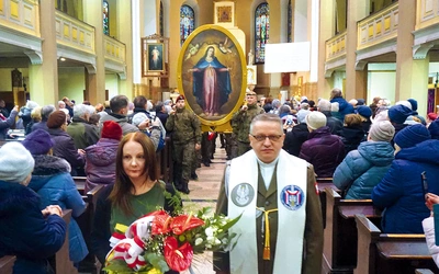 	Pożegnanie obrazu w asyście wojska.