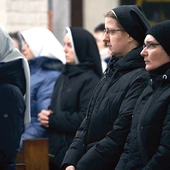	Ta posługa to także różnorodność strojów.